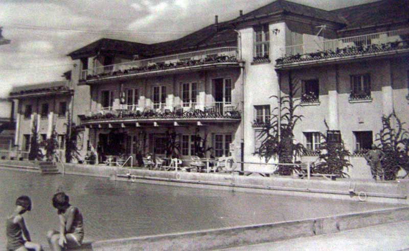 Az eredeti "Villanytelepi strand" – háttérben a főépület, előtte a mai 50 m-es medence őse